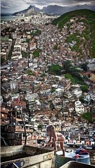 Rio de Janeiro. A powerful photograph by the Brazilian artist, Claudia Jaguaribe (El Pais, may 2nd, 2012)