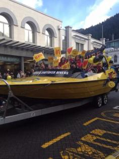 2014 Queenstown winter festival street parade was startled to see 法龙功 falonggong) involved in the parade