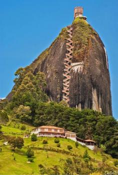 
                    
                        La Roca sagrada de Guatape en Colombia
                    
                