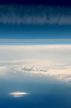 
                    
                        Mount Fuji, the mountain that looks like it's floating on the clouds... #japan #wanderlust #travel
                    
                