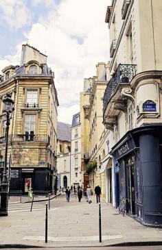 
                    
                        Rue d'Aboukir, Paris II
                    
                