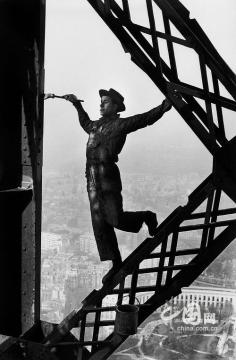 
                    
                        Henri Cartier-Bresson - Painting the Eiffel Tower, 1953
                    
                