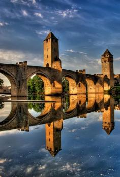 
                    
                        Pont Valentré, Cahors, Lots, Midi-Pyrenees - a beautiful small town in the south of France
                    
                