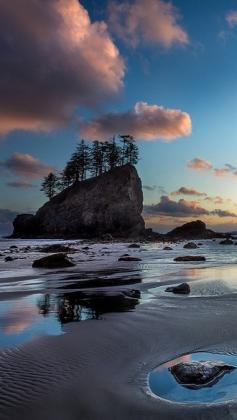 
                    
                        Second Beach twilight at Olympic National Park in northwestern Washington • photo: Howard Snyder on 500px
                    
                