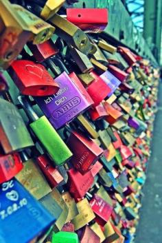 
                    
                        Love locks ,Paris
                    
                