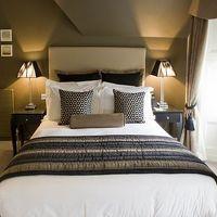 Offering an unbeatable location less than 10 minutes walk from lively Princes Street, these chic Edinburgh apartments are a perfect base from which to explore the city. You will find many of this historic city's most famous attractions right on your doorstep including Edinburgh Castle and the National Galleries of Scotland. Each of these stylish apartments has been finished to a high standard, with all the modern comforts you need for a comfortable stay. With staff on hand 24 hours a day, you will find the peace of mind you expect from a hotel, combined with the freedoms you get from a serviced apartment, giving you everything you need for a relaxing stay in Edinburgh.
