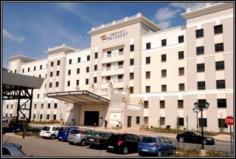 This charming and refined hotel enjoys a practical situation surrounded by a verdant and quiet garden in which guests may wish to relax. The hotel is well connected to other destinations as O.R. Tambo International Airport is very close from the property and guests may access a railway station very easily. Johannesburg is around 30 minutes by car and Pretoria is approximately a 45-minute ride away. Guest rooms and suites are lavishly appointed with a rich array of modern amenities and state-of-the-art commodities to guarantee a truly enjoyable holiday experience. Visitors will be amazed by the great leisure and entertainment facilities of the hotel, including a fantastic casino for those who like to gamble and a fantastic theatre where fun and exclusive live shows take place regularly. At the spacious conference facilities, both business and pleasure travellers may celebrate important events.