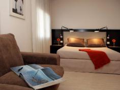 This comfortable and delightful hotel boasts a great position right in the city centre of the Cosmopolitan city of Barcelona. The property sits in the Born quarter, a mere 1 kilometre from the beach and within easy reach from bars and restaurants, as well as from a wide range of historical and sightseeing points of interest such as the Santa María church. There are several public transport links in the surrounding area, including the França railway station at a stone's throw away. All the residence's guest rooms feature a modern style and offer a charming and pleasant atmosphere in which guests can truly rest and relax after a busy day of sightseeing or working. Those travellers on business may wish to take advantage of the meeting facilities on-site, which offer the possibility to celebrate any kind of event. Moreover, every morning visitors can start the day with a delicious breakfast buffet service.