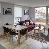 These London apartments are perfectly located for every guest, whether you are staying for business or leisure. Restaurants, shops and public transport are on your doorstep, enabling guests to enjoy a convenient location with amenities just a short stroll away. These bright and spacious apartments offer a relaxing space to call home during your stay. With well equipped kitchens and plush furnishings, guests can enjoy the freedom and convenience of a serviced apartment with the luxury of a hotel. Throughout all of the apartments, the decor is modern with contemporary fittings and appliances.