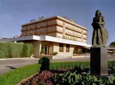 This landmark resort enjoys a great location just 6.5 kilometres away from the beautiful and historical city of Salamanca. Those staying at this hotel will be able to easily access all the marvellous sightseeing attractions that this amazing city has to offer. Thus, this is the ideal choice of accommodation either when travelling for business or leisure. All the fully equipped guest rooms boast a comfortable decoration in soothing and warm tones to ensure an unforgettable experience. They include a wide range of state-of-the-art amenities such as individual air-conditioning and wireless Internet connection to keep updated. Thanks to the great outdoor and indoor facilities, this hotel is a great place to celebrate any kind of event, whether a business conference or a private wedding. Everyone will appreciate the fantastic pool, the on-site tennis courts and the large outdoor terraces.