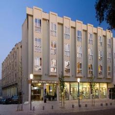 This popular hotel enjoys a fabulous location in a lush green area of Central Portugal. The Sanctuary of Our Lady of Fátima, a shrine visited by thousands of pilgrims every year, lies 200 meters from the hotel. The town centre is about 200 meters away, where guests will find plenty of shopping and entertainment venues. This pleasantly located hotel comprises a total of 66 rooms, all with private bathroom with hairdryer, safe, LCD TV and free Wi-Fi. Guests are welcomed in the air-conditioned lobby with a reception desk open 24 hours and lifts. Further facilities include a café, a bar, a TV room and a restaurant serving delicious food. The hotel is also ideal for business guests since it offers a conference room. A car park and a garage outside the hotel round up the facilities on offer. The rooms are extremely comfortable, modern and spacious. All come with an en suite bathroom with a shower, a direct dial telephone and satellite/ cable TV. A double bed also features within the rooms. Comming from the A1 highway, exit in Fatima, take the North roundabouth and go to the Avenue José Alves Correia Silva. The Hotel is located at the Street Rua Cónego Formigão, after passing by the Post Office. Comming from Lisbon or Porto by the N1 - IC2 road, exit to Batalha and take the N356 road to Fátima. You will arrive at the North roundabouth. Continue to the Avenue José Alves Correia Silva. The Hotel is located at the Street Rua Cónego Formigão, after passing by the Post Office.