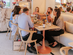 Szukasz restauracji z ogrodem w Gdańsku? W tym krótkim przewodniku znajdziesz miejsca, gdzie można zjeść smaczny posiłek na świeżym powietrzu. To idealne opcje na ciepłe dni, kiedy chcesz odpocząć w zielonej, spokojnej przestrzeni z dala od miejskiego zgiełku. W Gdańsku znajdziesz zarówno eleganckie restauracje z ogródkami, jak i luźniejsze kawiarnie na lunch czy kolację. Warto też odwiedzić Mimosa Restauracja & Koktajle, które oferuje przyjemną atmosferę i sezonowe miejsca do siedzenia, idealne na relaks przy jedzeniu i drinku.